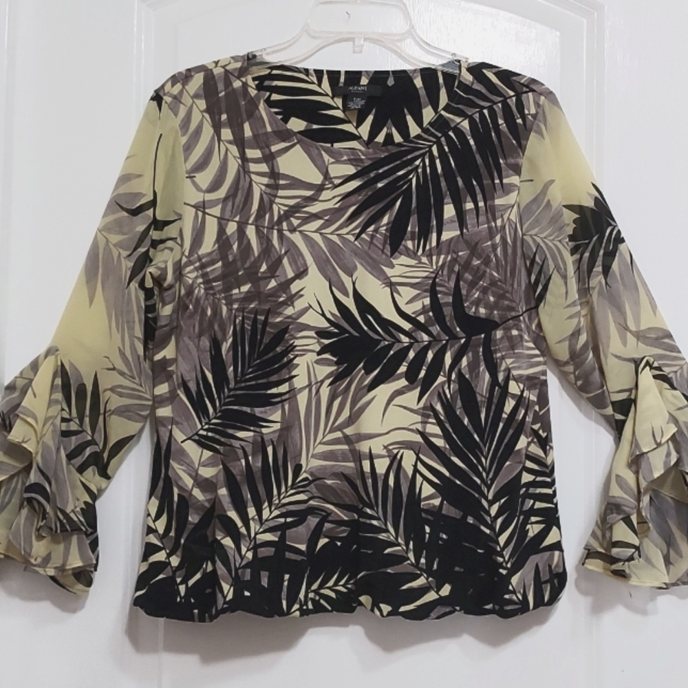 ⬇️ Price Drop⬇️ALFANI blouse with ruffle bottom sleeves